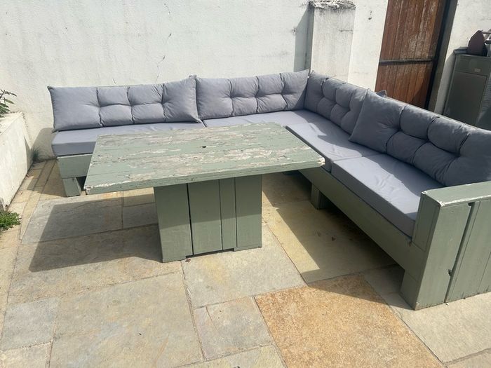 Pallet garden furniture with cushions