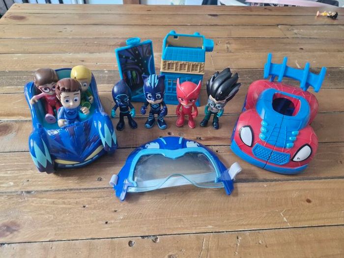 PJ masks figures / vehicle