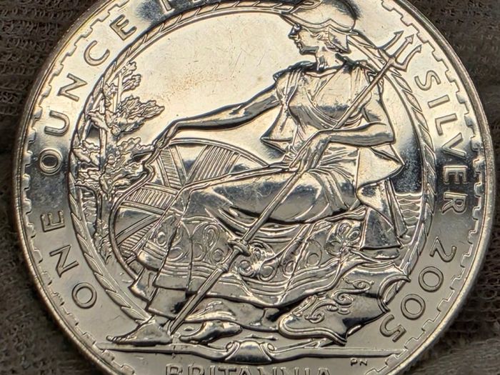 United Kingdom 2005 Silver 1oz Britannia One Ounce Fine Silver 2 Pounds Coin