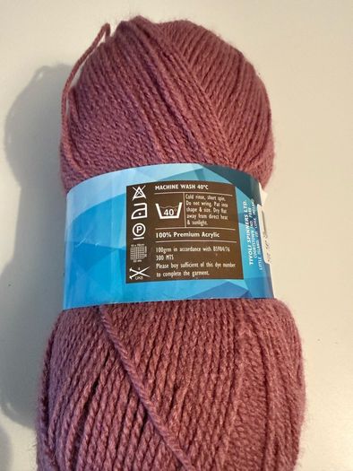 5 balls of blush pink yarn wool