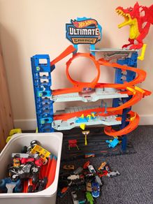 Hot wheels ultimate garage with cars and track