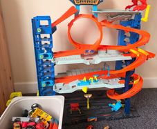 Hot wheels ultimate garage with cars and track