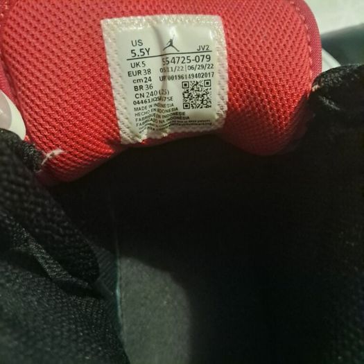 Jordans high top trainers unisex size 5