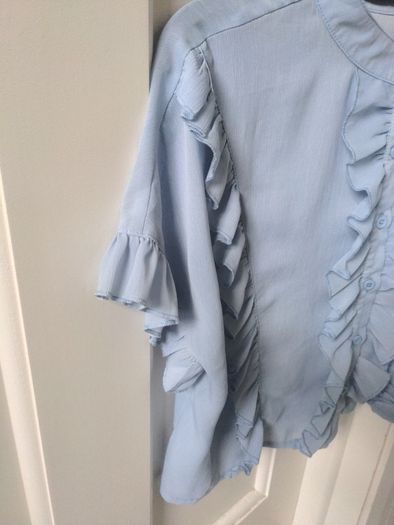 Boohoo blue ruffled cropped blouse