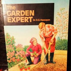 1986. The Garden Expert. Dr. D.G . Hessayon.