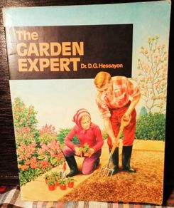 1986. The Garden Expert. Dr. D.G . Hessayon.