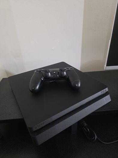PS4 Slim 1TB + Controller + GTA V + All Cables