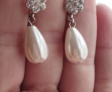 Elegant drop pearl earrings.