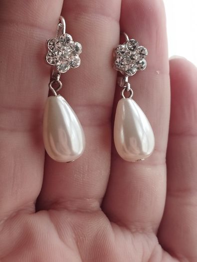 Elegant drop pearl earrings.