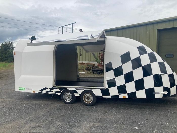 Motorsport shuttle trailer