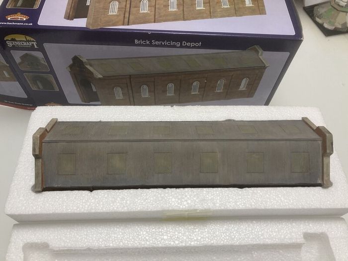 Bachmann Scenecraft 44-173 Brick Servicing Depot 00 Scale