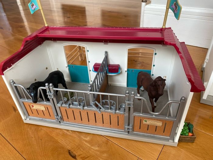 Schleich Horse Club 42551 Lakeside Country House and Stable Playset.