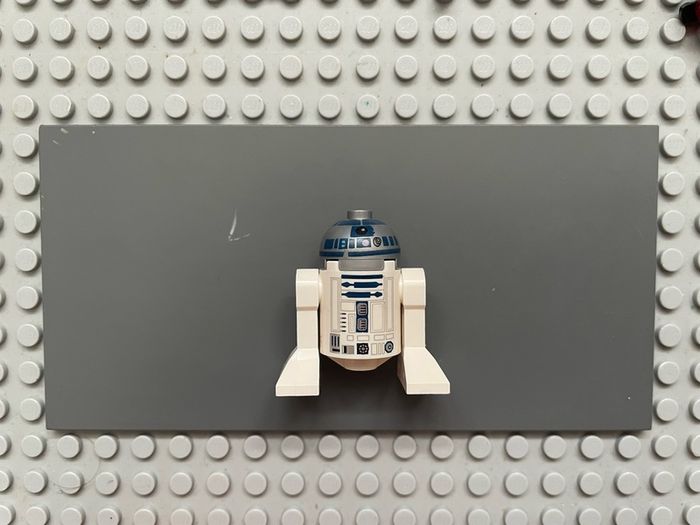 lego star wars sw0527 Astromech Droid, R2-D2 minifigure- Flat Silver Head, Red Dots and Small Receptor