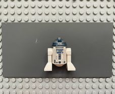 lego star wars sw0527 Astromech Droid, R2-D2 minifigure- Flat Silver Head, Red Dots and Small Receptor