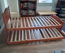 Solid single wooden single trundle bed
