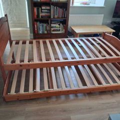 Solid single wooden single trundle bed