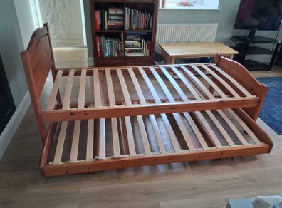 Solid single wooden single trundle bed