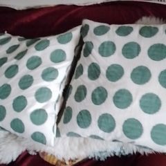 Cushions  4 large featherfilled. Zipper outers