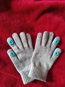Ladies gloves for phone use