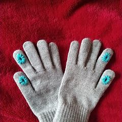 Ladies gloves for phone use