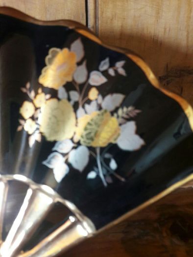 Chinese Black / gold floral decorative fan