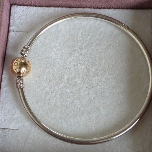 Pandora Moments two-tone bangle ir sterling silver with a 14k yellow gold ball clasp. (Size approx 19cm) for the right size please check all the photos (the bracelet is in very good condition)