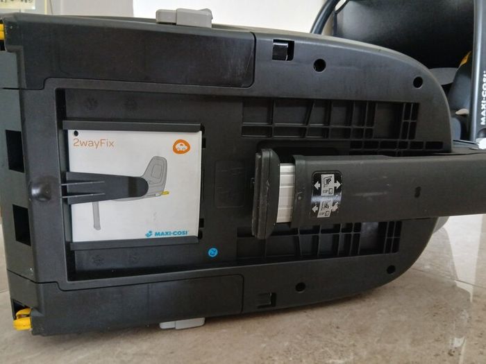 maxi cosi carseat and isofix base