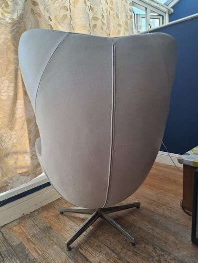 Arne Jacobsen replica Egg Chair in white