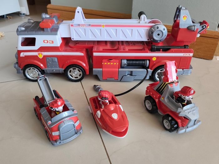 Paw patrol fire engines and figures