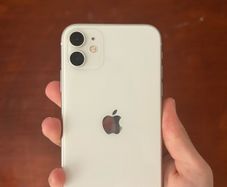 iPhone 11 64GB White -Unlocked + 3 Cases