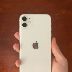 iPhone 11 64GB White -Unlocked + 3 Cases