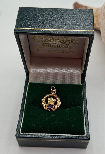Vintage 9ct gold  claddagh pendant