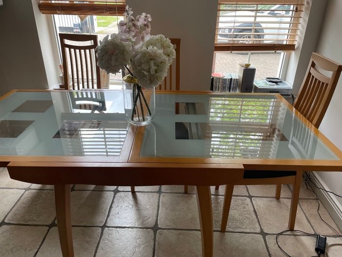 Extendable glass table and 6 dining chairs