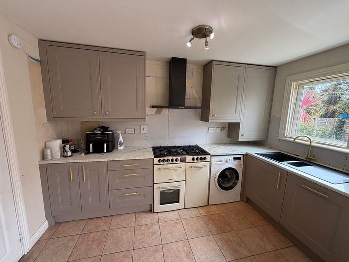 Carpenter Handyman kitchen fitter Flat pack specialist