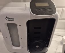 Tommee tippee bottle maker & tommee tippee electric steriliser