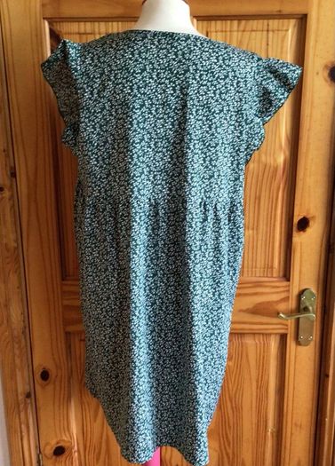 Green and White ditzy floral knee length lightweight dress XL 16/18 postage included