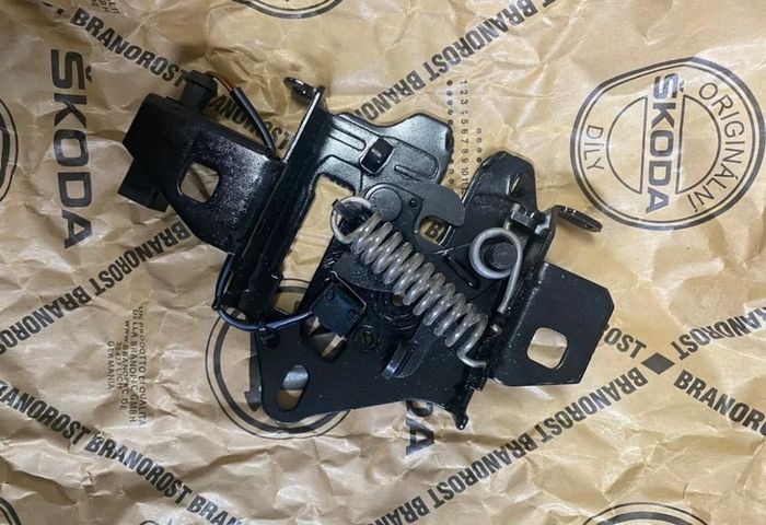 Genuine Skoda Superb Lid Lock 3U0823509B