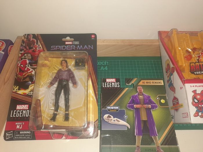 Marvel Figures and Game Set
