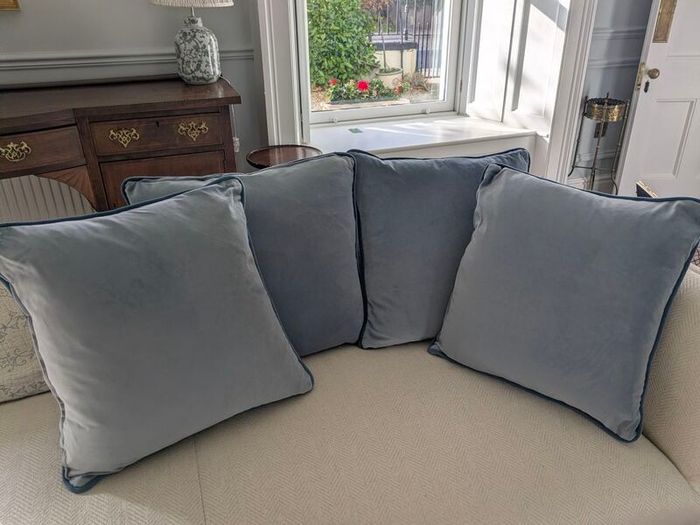 Four bespoke blue cushions, 30 euro per piece