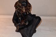 African mother and baby statue