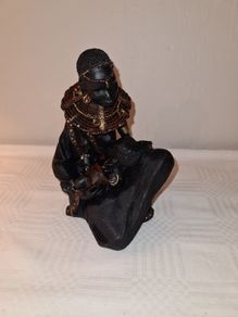 African mother and baby statue
