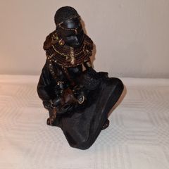 African mother and baby statue