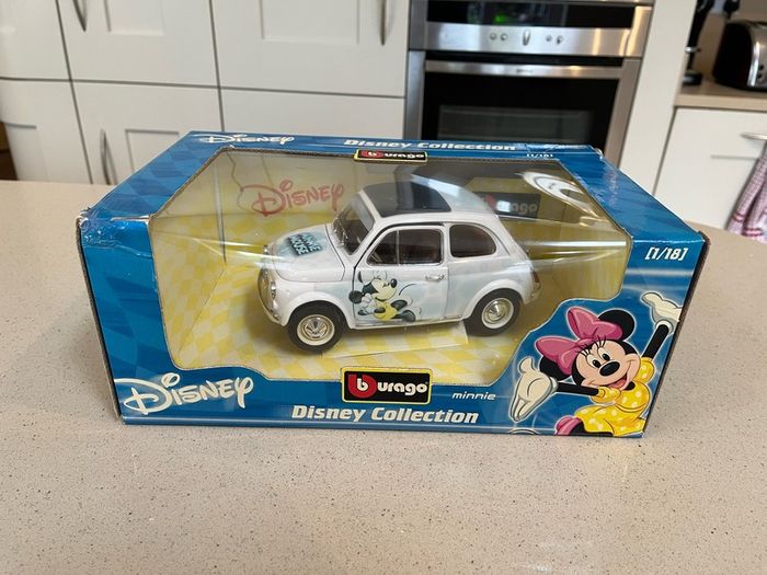 Disney Fiat 500 Minnie Mouse 1/18 Burago