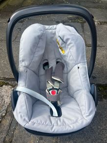 Maxi cosy baby car seat, works with and without isofix.