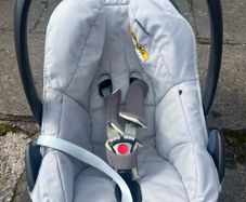 Maxi cosy baby car seat, works with and without isofix.