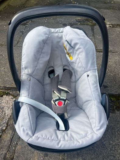 Maxi cosy baby car seat, works with and without isofix.