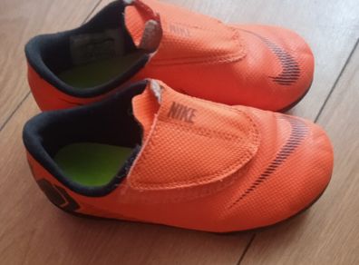 boys junior Nike football boots