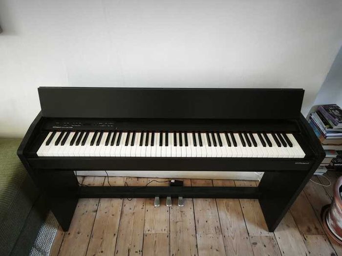 Roland F-140R Digital Piano