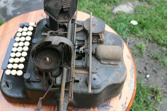 Oliver London Green Typewriter / Old and Industrial Deco / Vintage Decoration/ Teen Bedroom and Office / Museum Collection