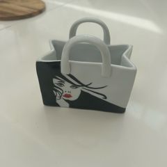 Hand painted porcelaine trinket holder